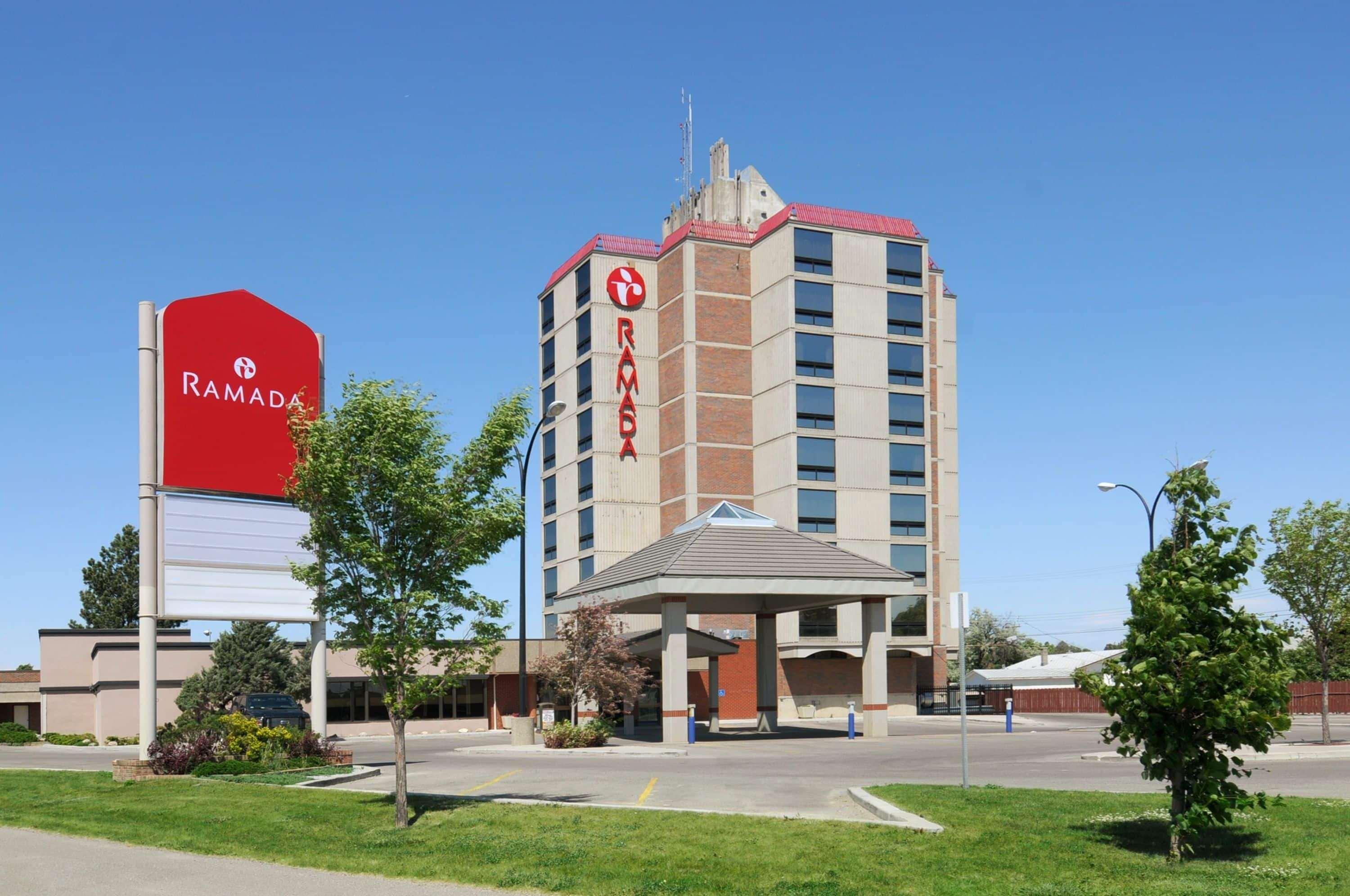 Hotel Ramada By Wyndham Lethbridge Exteriér fotografie